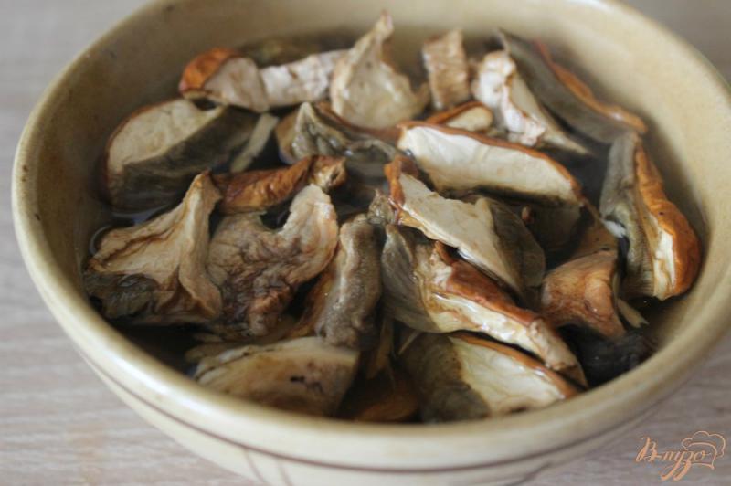 Фото приготовление рецепта: Русский гречневый суп с белыми грибами шаг №1