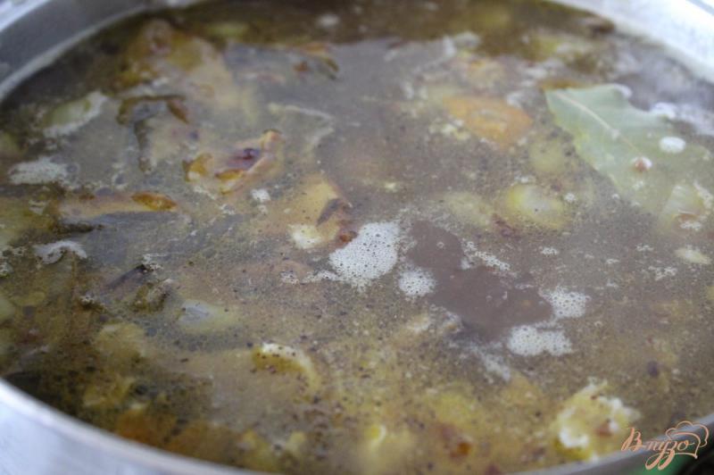Фото приготовление рецепта: Русский гречневый суп с белыми грибами шаг №6