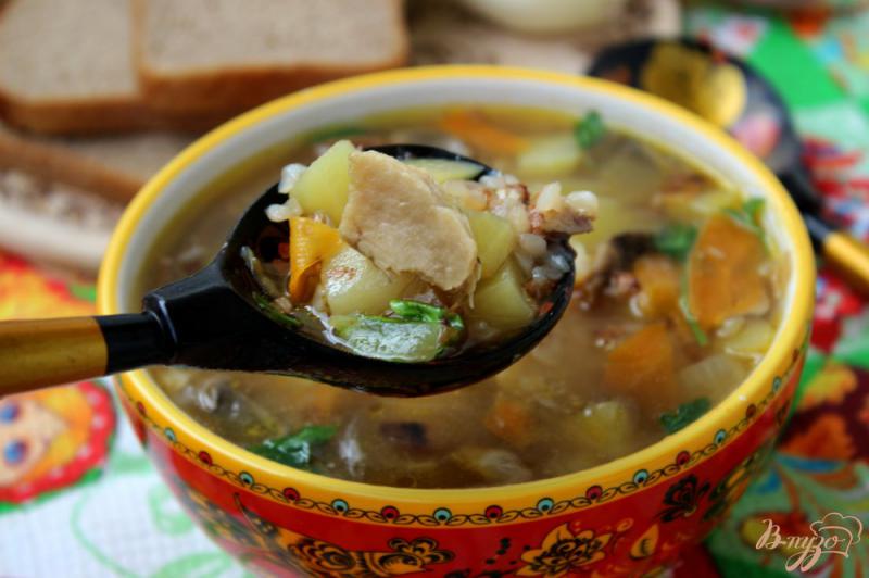 Фото приготовление рецепта: Русский гречневый суп с белыми грибами шаг №7