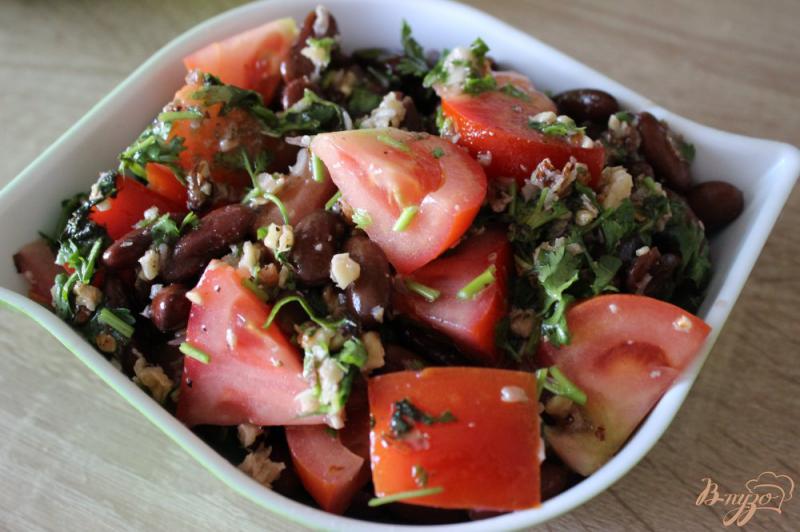 Фото приготовление рецепта: Салат с красной фасолью и помидорами шаг №5