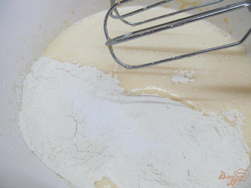 Фото приготовление рецепта: Пирог со сливой шаг №3