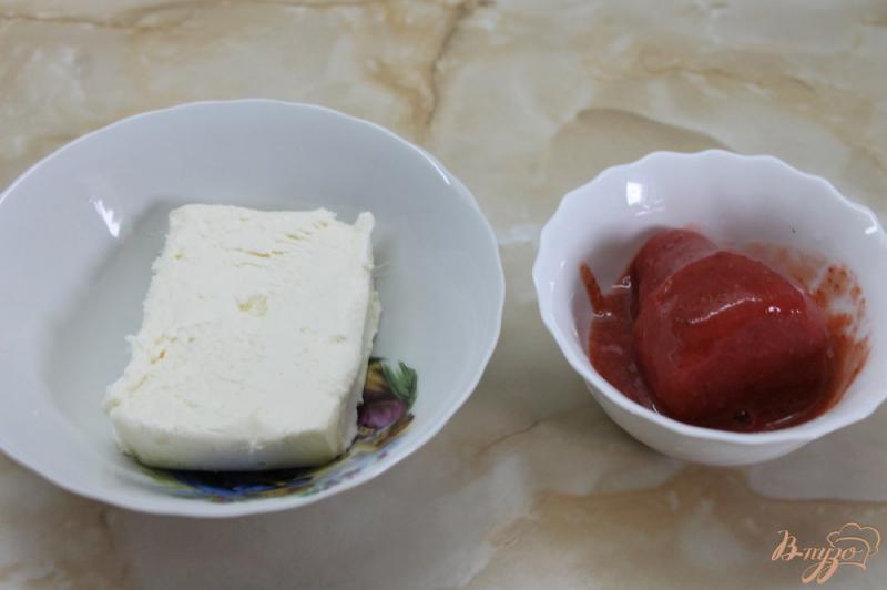 Фото приготовление рецепта: Творожный десерт с клубничным муссом и фруктами шаг №4