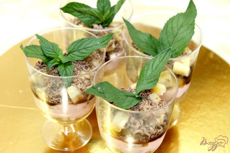 Фото приготовление рецепта: Творожный десерт с клубничным муссом и фруктами шаг №13