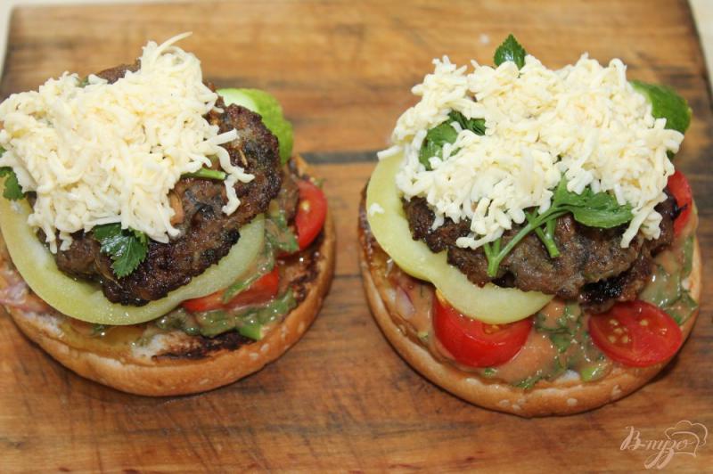 Фото приготовление рецепта: «Big Burger» с двойной котлетой и овощами шаг №15