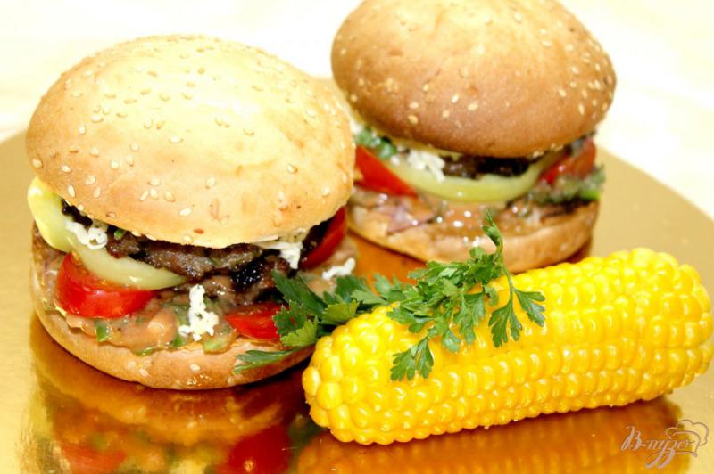 Фото приготовление рецепта: «Big Burger» с двойной котлетой и овощами шаг №16
