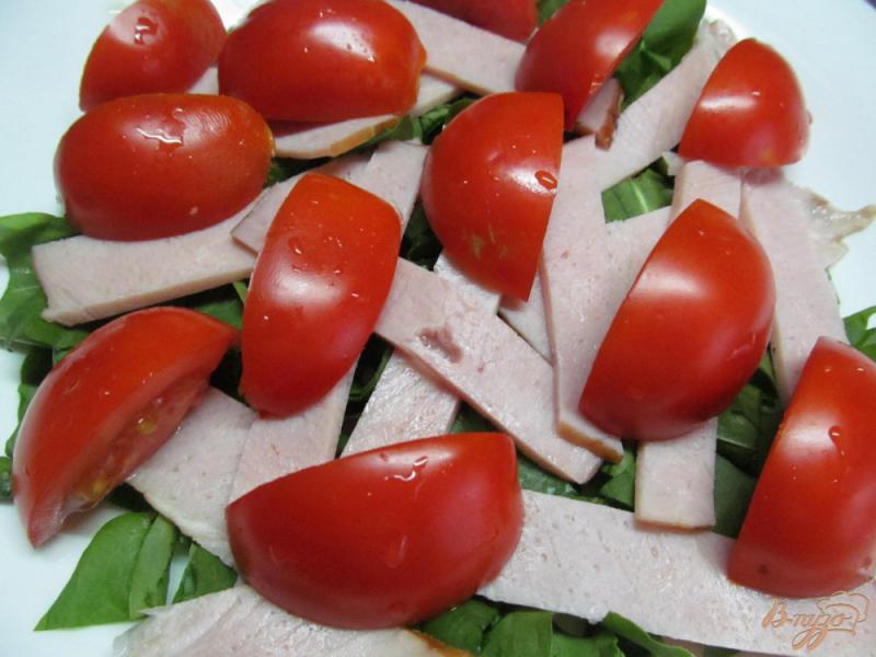 Фото приготовление рецепта: Мясной салат со щавелем и помидором шаг №4