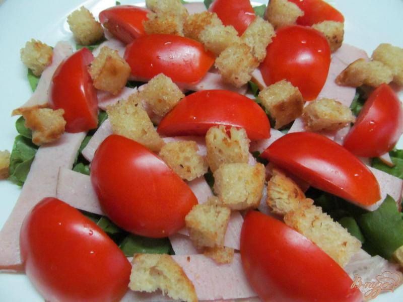 Фото приготовление рецепта: Мясной салат со щавелем и помидором шаг №6