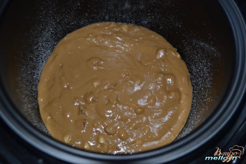 Фото приготовление рецепта: Постный кофейный пирог с цукатами и арахисом в мультиварке шаг №5
