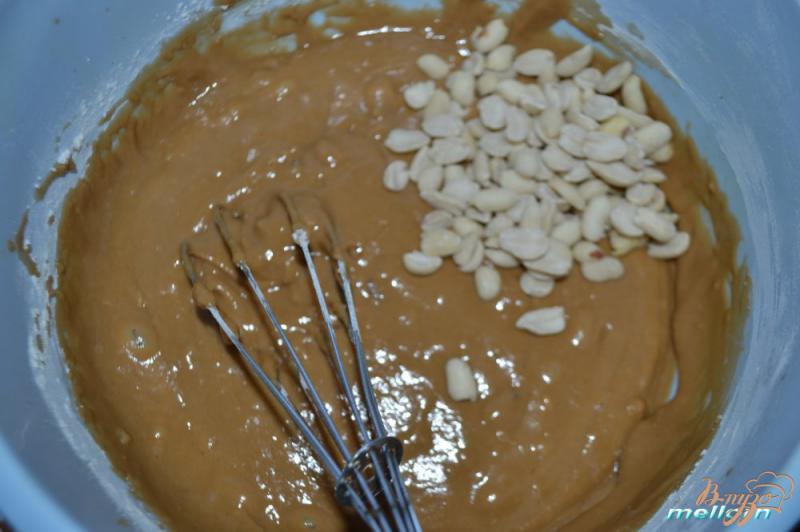 Фото приготовление рецепта: Постный кофейный пирог с цукатами и арахисом в мультиварке шаг №4