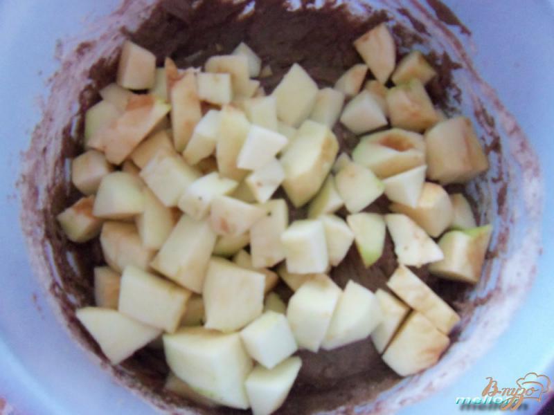 Фото приготовление рецепта: Шоколадный пирог с яблоками шаг №4
