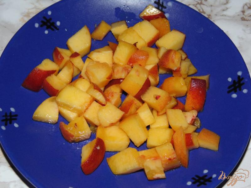 Фото приготовление рецепта: Сырники с персиками шаг №3