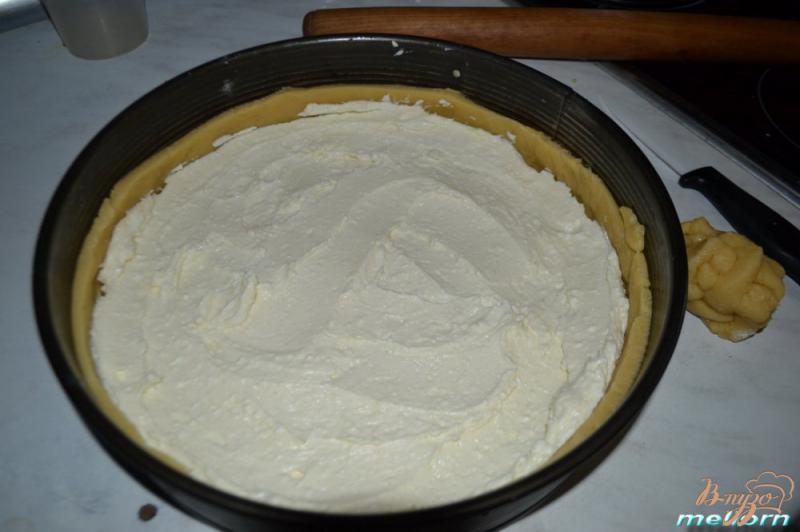 Фото приготовление рецепта: Пирог с творогом и фруктами в желе шаг №4