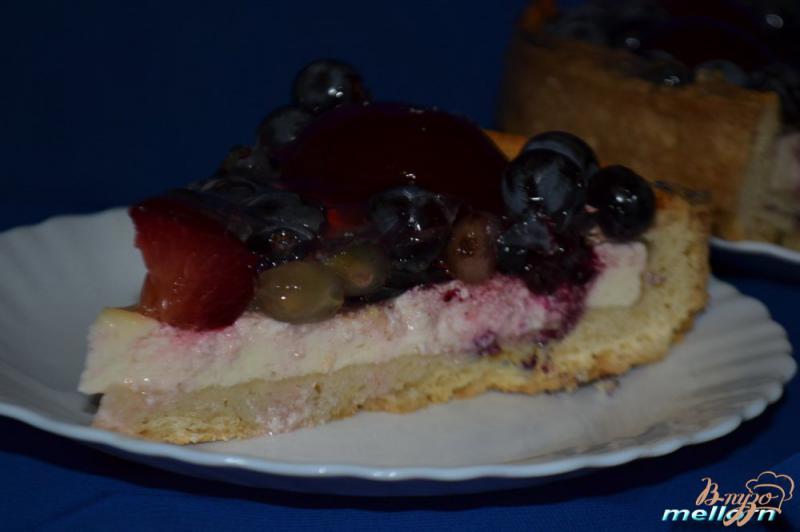 Фото приготовление рецепта: Пирог с творогом и фруктами в желе шаг №7
