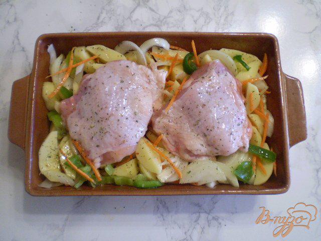 Фото приготовление рецепта: Запеченные бедра с овощами в духовке шаг №4