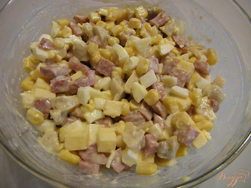 Фото приготовление рецепта: Салат с сыром и кукурузой шаг №6