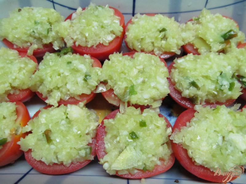 Фото приготовление рецепта: Маринованные помидоры под овощами шаг №3
