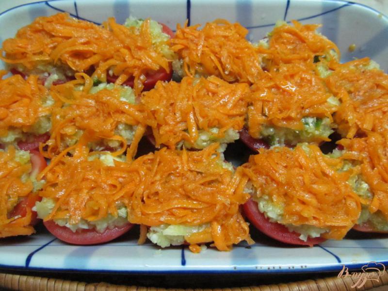 Фото приготовление рецепта: Маринованные помидоры под овощами шаг №6