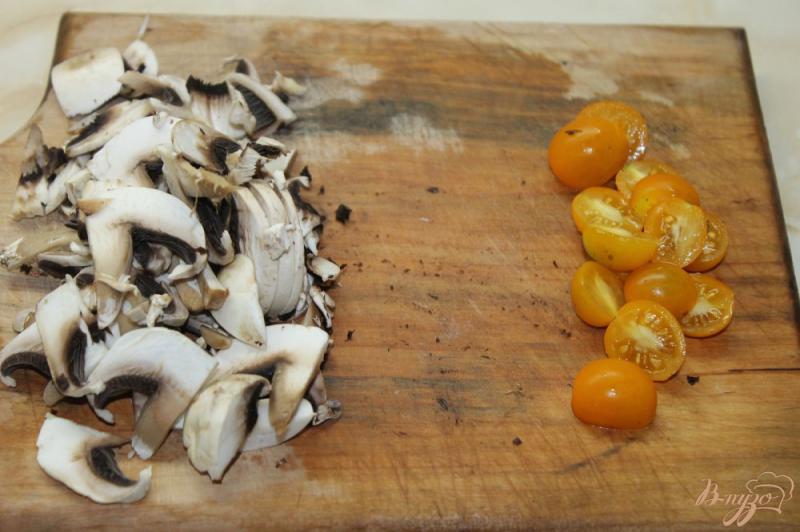 Фото приготовление рецепта: Свиная отбивная с грибами и желтыми помидорами черри шаг №2