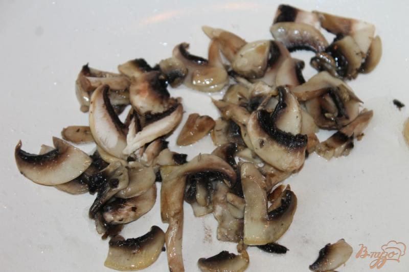 Фото приготовление рецепта: Свиная отбивная с грибами и желтыми помидорами черри шаг №3