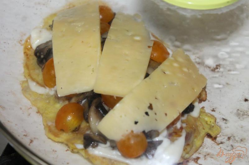 Фото приготовление рецепта: Свиная отбивная с грибами и желтыми помидорами черри шаг №6
