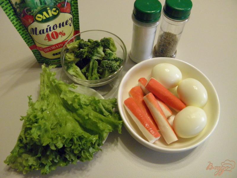 Фото приготовление рецепта: Салат с яйцом, брокколи и палочками шаг №1