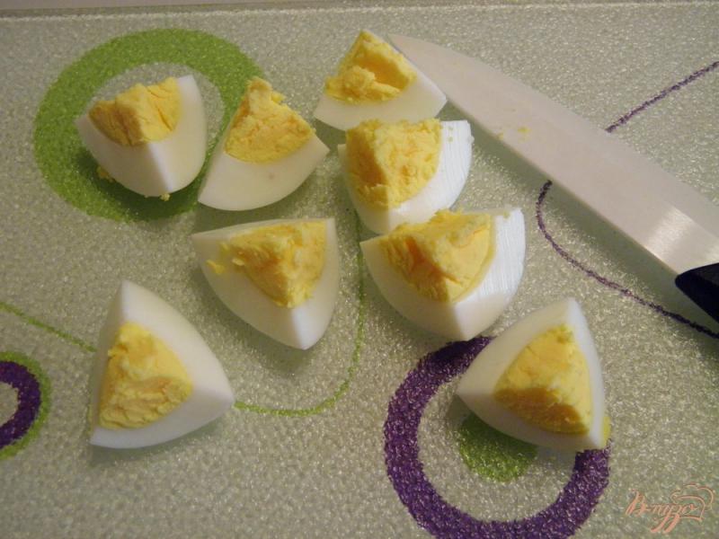 Фото приготовление рецепта: Салат с яйцом, брокколи и палочками шаг №3