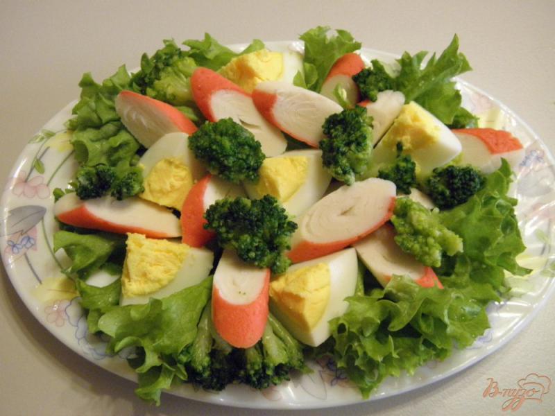 Фото приготовление рецепта: Салат с яйцом, брокколи и палочками шаг №5
