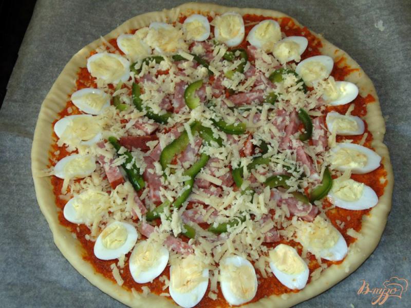 Фото приготовление рецепта: Пицца с копченой колбасой и перепелиными яйцами шаг №4