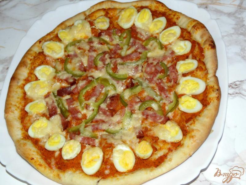 Фото приготовление рецепта: Пицца с копченой колбасой и перепелиными яйцами шаг №5