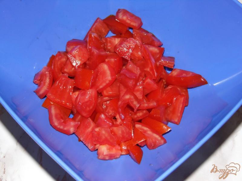Фото приготовление рецепта: Салат из помидоров с твердым сыром и яйцами шаг №1