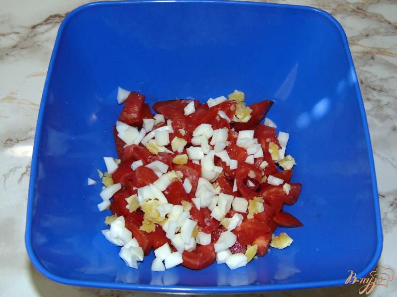 Фото приготовление рецепта: Салат из помидоров с твердым сыром и яйцами шаг №2