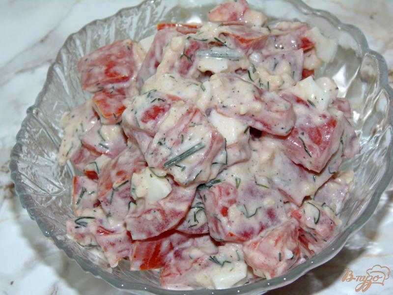 Фото приготовление рецепта: Салат из помидоров с твердым сыром и яйцами шаг №5