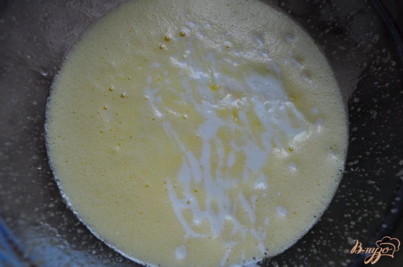 Фото приготовление рецепта: Пирог с вишней на кефире шаг №2