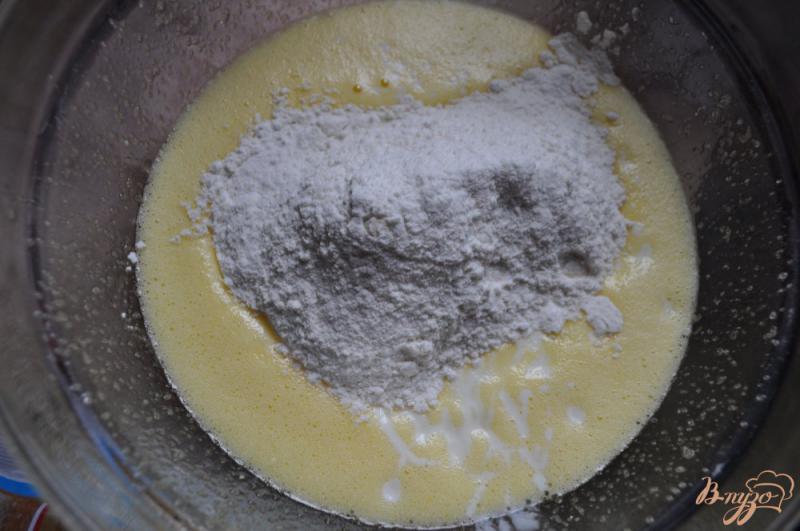 Фото приготовление рецепта: Пирог с вишней на кефире шаг №3