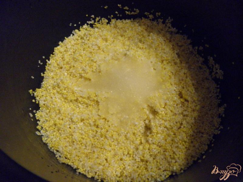 Фото приготовление рецепта: Рисово-пшенная каша с молоком и маслом шаг №3