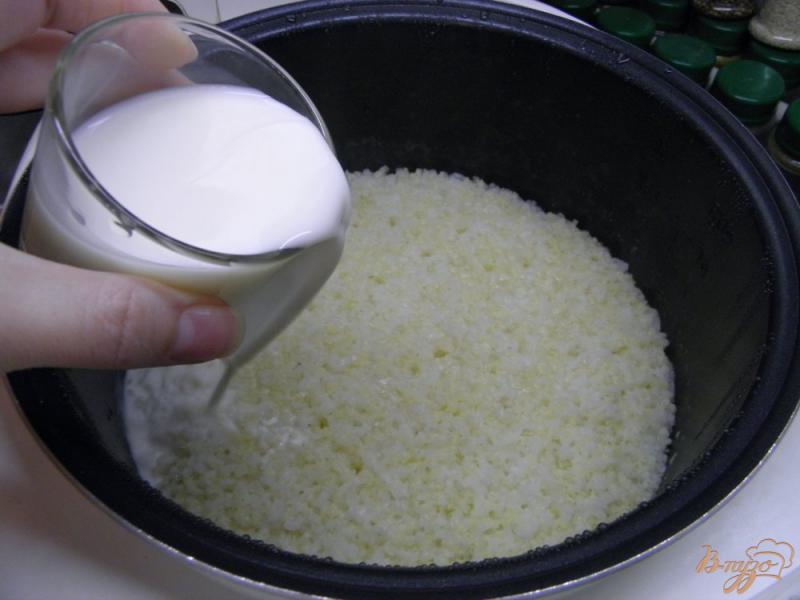 Фото приготовление рецепта: Рисово-пшенная каша с молоком и маслом шаг №4