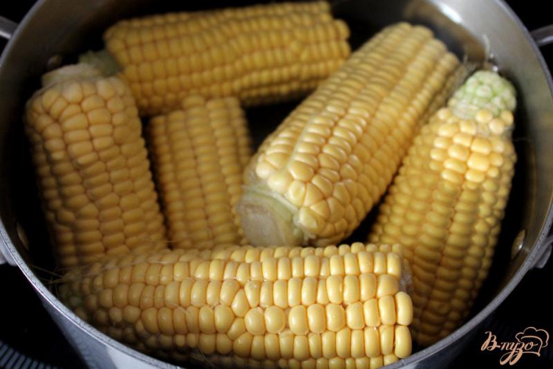 Фото приготовление рецепта: Кукуруза с зеленью и сыром шаг №2