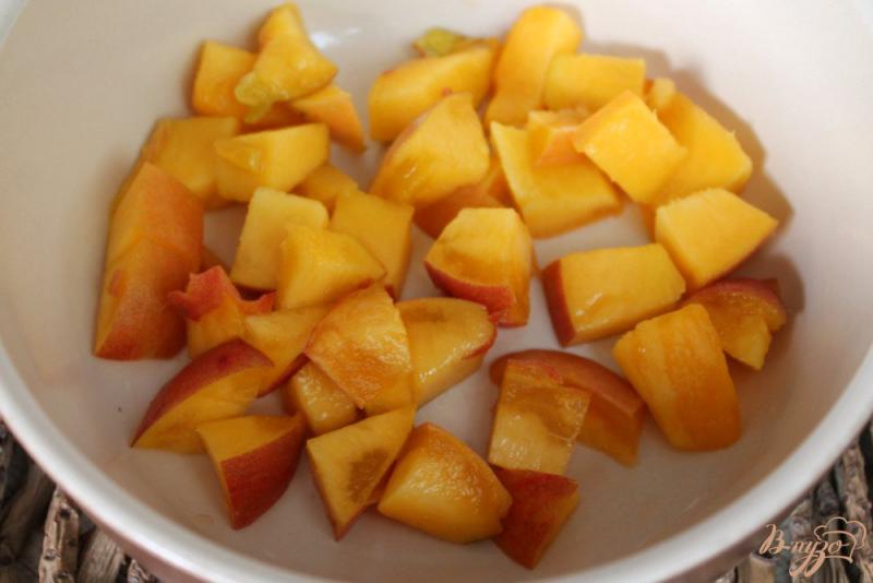 Фото приготовление рецепта: Салат из слив, груш и персиков с мороженным шаг №1