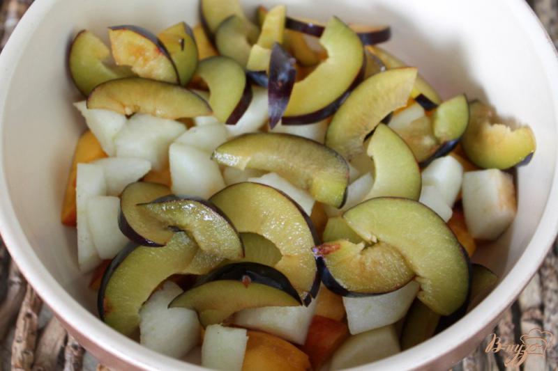 Фото приготовление рецепта: Салат из слив, груш и персиков с мороженным шаг №3