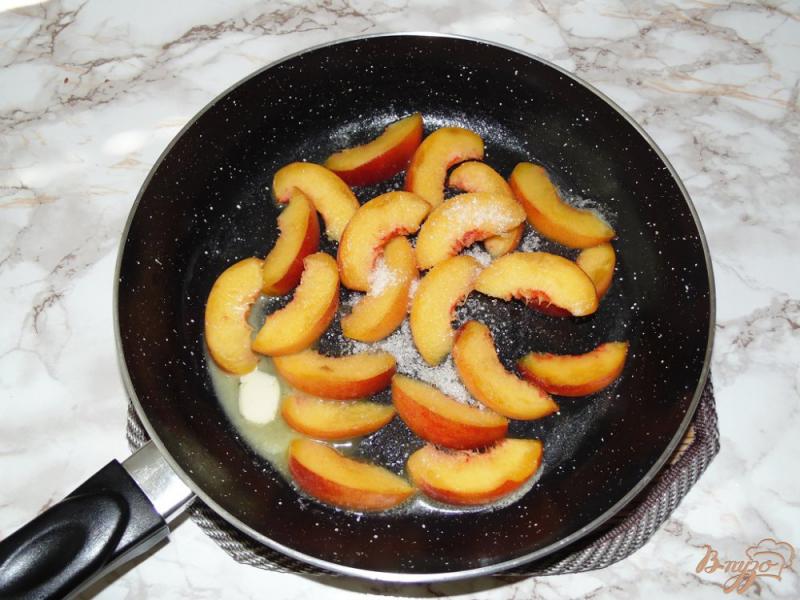 Фото приготовление рецепта: Шоколадные блины с персиками шаг №5