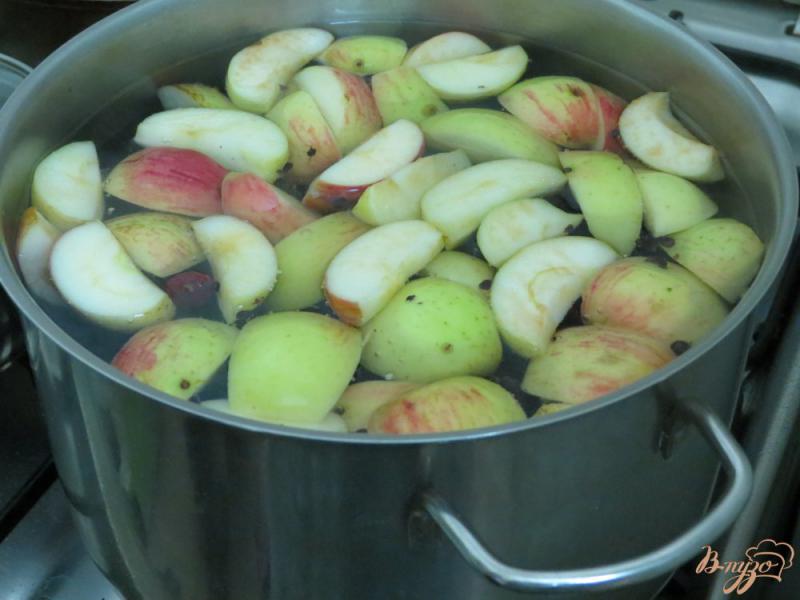 Фото приготовление рецепта: Компот из яблок, слив и ежевики шаг №4