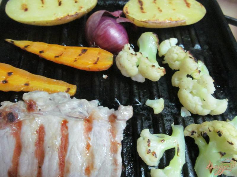 Фото приготовление рецепта: Свиная котлета с овощами гриль шаг №4