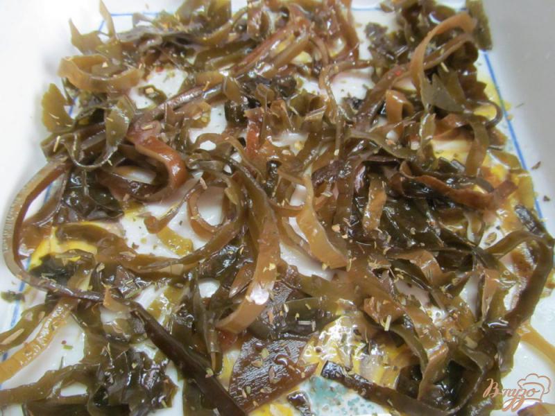 Фото приготовление рецепта: Запеченный хек на морской капусте шаг №2
