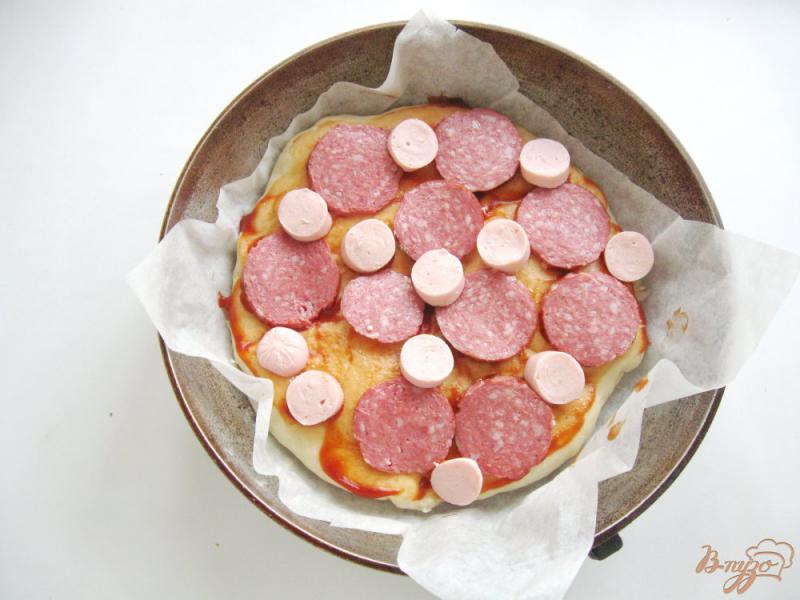 Фото приготовление рецепта: Пицца с колбасой и сосисками шаг №5
