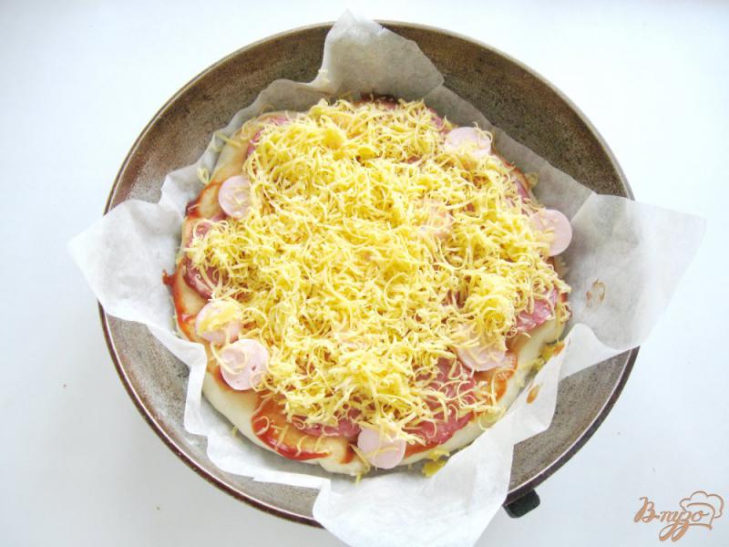 Фото приготовление рецепта: Пицца с колбасой и сосисками шаг №6