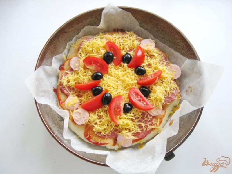 Фото приготовление рецепта: Пицца с колбасой и сосисками шаг №7
