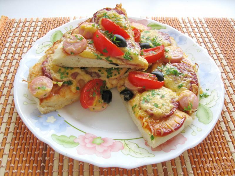 Фото приготовление рецепта: Пицца с колбасой и сосисками шаг №9