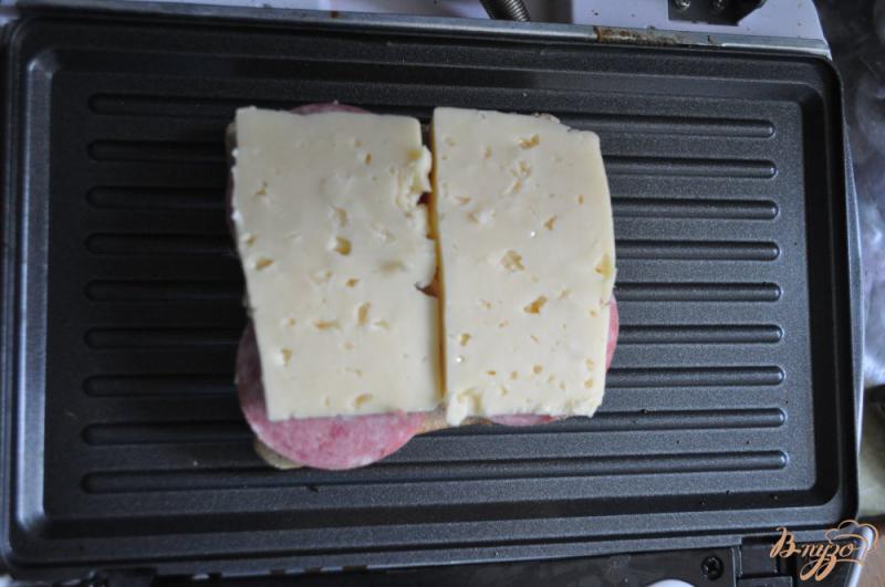 Фото приготовление рецепта: Сэндвич с салями и салатом шаг №3
