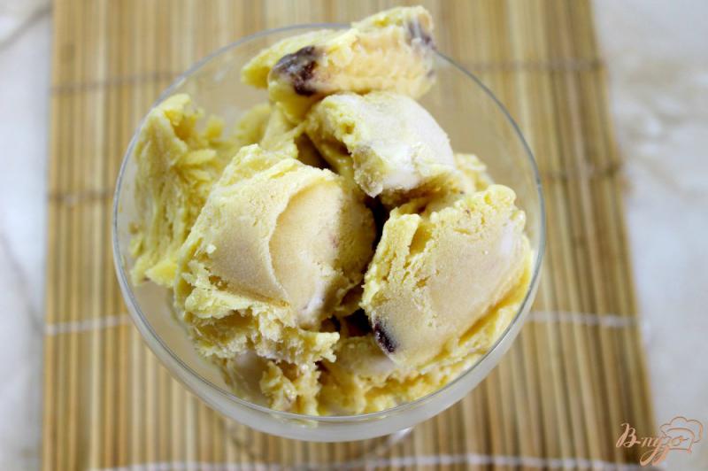 Фото приготовление рецепта: Мороженое с бананом, шоколадом и сгущенным молоком шаг №11