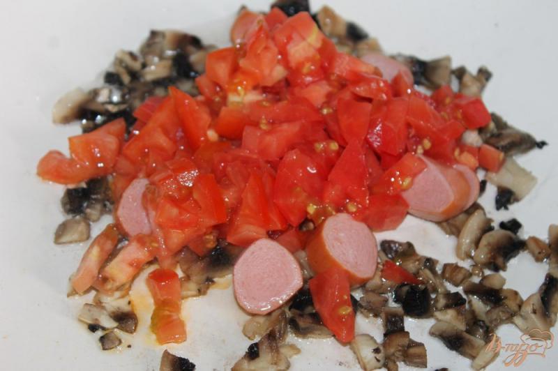 Фото приготовление рецепта: Яичница на завтрак с томатами и грибами шаг №4